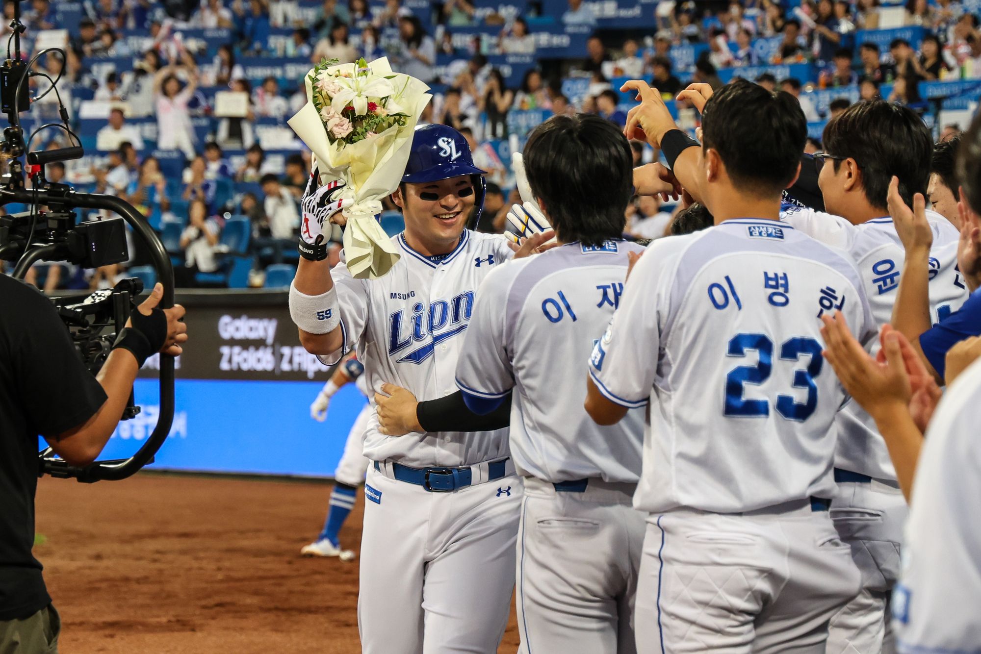 삼성 라이온즈 박병호가 4일 대구 삼성라이온즈파크에서 열린 두산 베어스와의 홈경기에서 홈런을 치며 개인 통산 400홈런을 달성한 뒤 동료들의 축하를 받고 있다. 삼성 라이온즈 제공