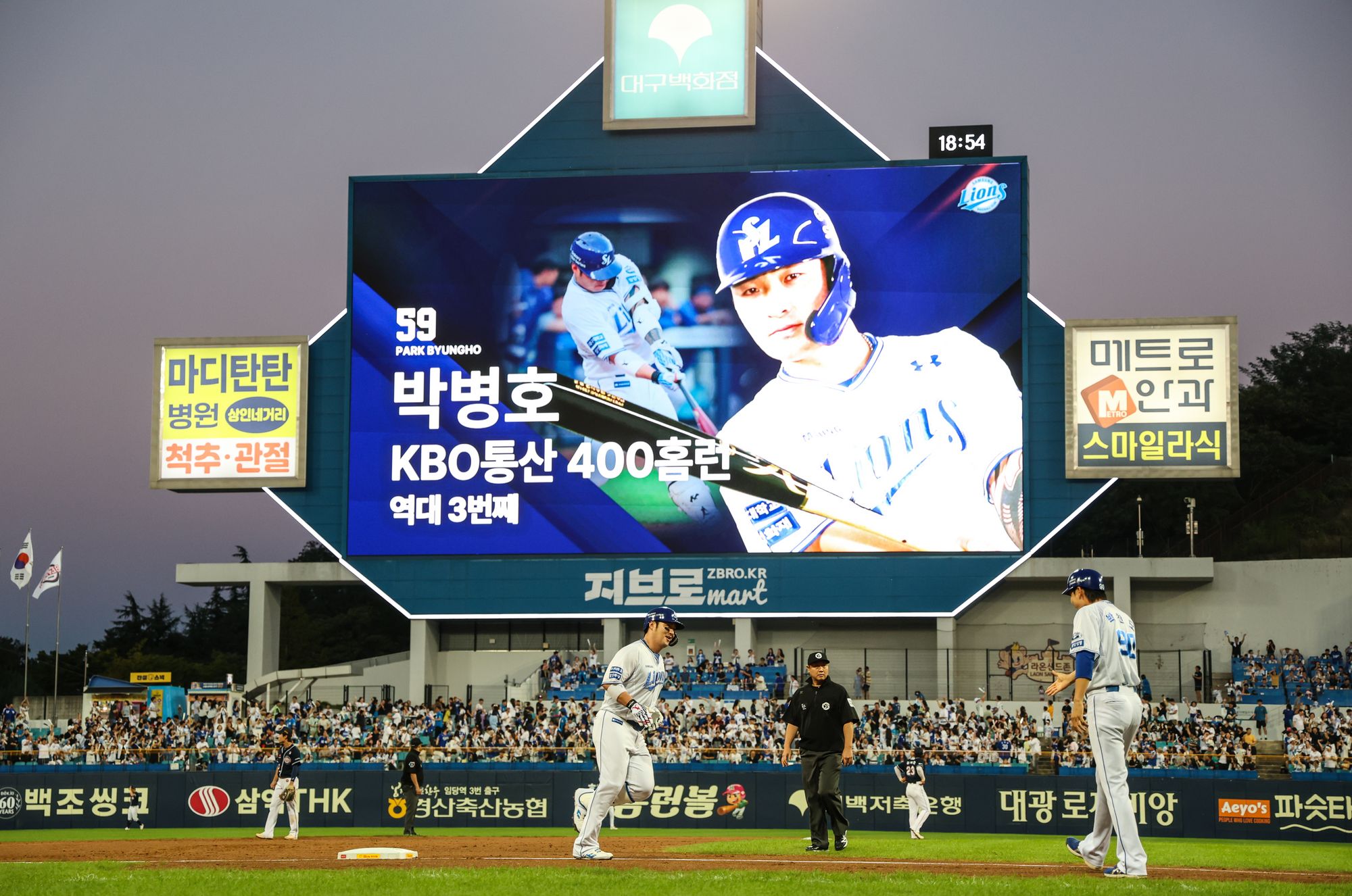 삼성 라이온즈 박병호가 4일 대구 삼성라이온즈파크에서 열린 두산 베어스와의 홈경기에서 개인 통산 400번째 홈런을 친 뒤 베이스를 돌고 있다. 삼성 라이온즈 제공