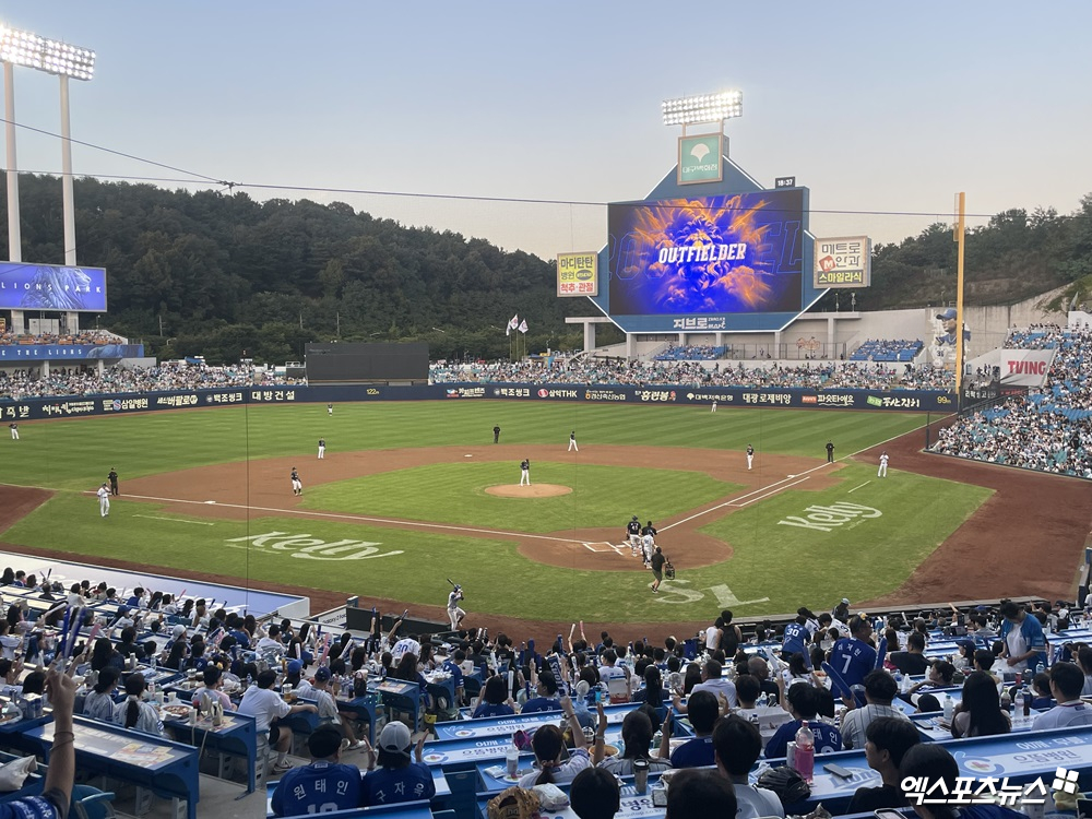 4일 삼성 라이온즈와 두산 베어스의 맞대결이 열린 대구 삼성라이온즈파크. 만원 관중이 경기장을 가득 채웠다. 대구, 최원영 기자