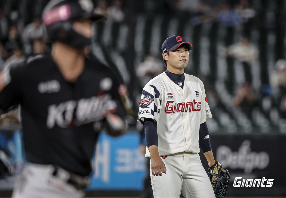 롯데 투수 구승민은 4일 사직구장에서 열린 '2024 신한 SOL Bank KBO 리그' KT와 팀 간 14차전 경기에서 구원 등판했다. 1이닝 무실점을 기록하며 시즌 9번째 홀드를 챙겼다. 롯데 자이언츠