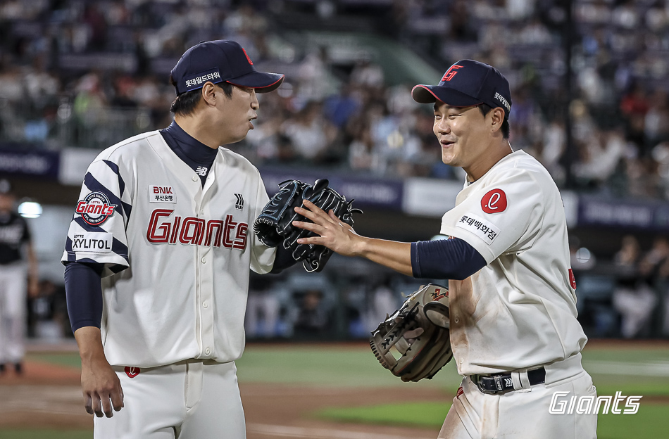 롯데 투수 구승민(왼쪽)은 4일 사직구장에서 열린 '2024 신한 SOL Bank KBO 리그' KT와 팀 간 14차전 경기에서 구원 등판했다. 1이닝 무실점을 기록하며 시즌 9번째 홀드를 챙겼다. 롯데 자이언츠