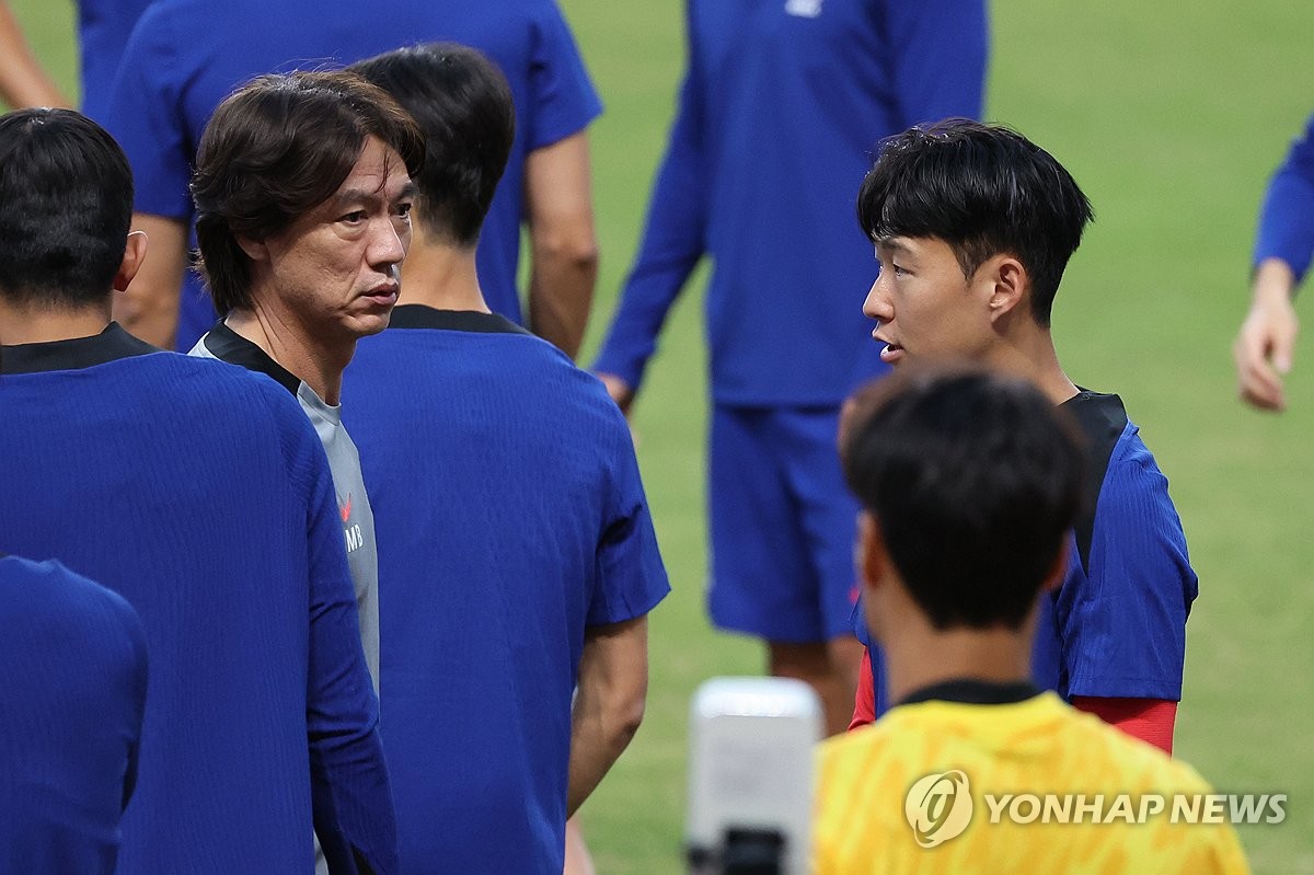 홍명보 축구 대표팀 감독과 손흥민 등 선수들이 3일 경기 고양시 고양종합운동장에서 2026 북중미 월드컵 아시아지역 3차 예선을 앞두고 훈련 준비를 하고 있다. 2024.9.3 연합뉴스