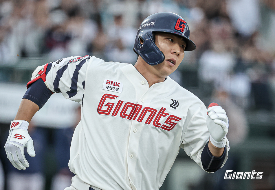 롯데 외야수 이정훈은 4일 사직구장에서 열린 '2024 신한 SOL Bank KBO 리그' KT와 팀 간 14차전 경기에서 7회말 대타로 출전했다. 1타점 적시타를 터트려 팀 승리에 힘을 보탰다. 롯데 자이언츠