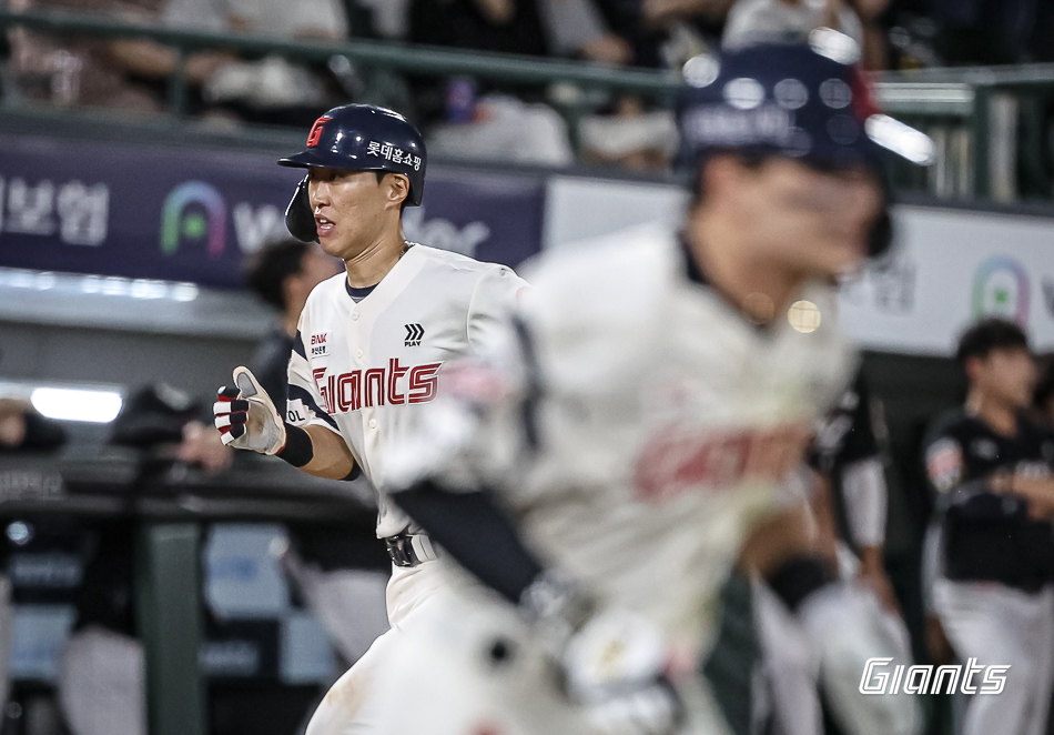 롯데 내야수 박승욱은 4일 사직구장에서 열린 '2024 신한 SOL Bank KBO 리그' KT와 팀 간 14차전 경기에서 8번타자 유격수로 선발 출전했다. 7회말 1타점 적시타와 기민한 주루를 선보여 공격에 활력을 불어넣었다. 롯데 자이언츠