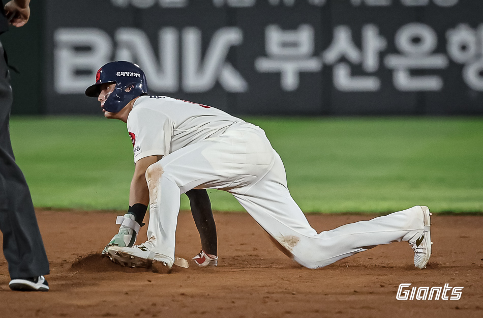 윤동희는 고승민의 희생플라이에 1루에서 2루로 태그업했다. 롯데 자이언츠