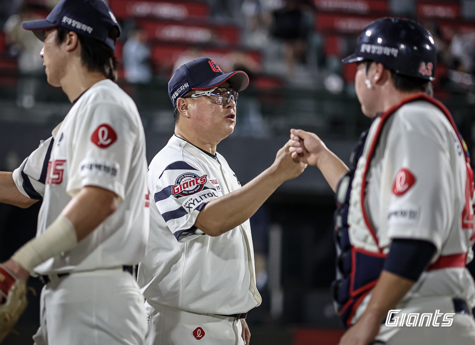 김태형 롯데 감독(가운데)은 4일 사직구장에서 열린 '2024 신한 SOL Bank KBO 리그' KT와 팀 간 14차전 경기에서 팀의 7-5 승리를 지켜봤다. 이후 야수들의 집중력 높은 플레이를 칭찬했다. 롯데 자이언츠