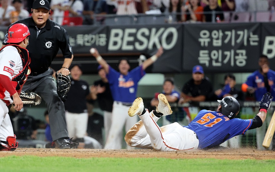  4일 광주기아챔피언스필드에서 열린 프로야구 한화 이글스와 KIA 타이거즈의 경기. 한화 연장 10회초 1사 3루에서 3루주자 장진혁이 7번 유로결 삼진아웃 때 견제구에 걸렸으나 홈으로 파고들어 세이프되고 있다. KIA 포수는 한승택. 연합뉴스