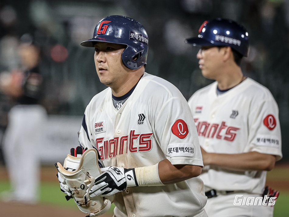 롯데 내야수 정훈은 4일 사직구장에서 열린 '2024 신한 SOL Bank KBO 리그' KT와 팀 간 14차전 경기에서 6번 지명타자로 선발 출전했다. 5회말과 7회말 값진 2루타를 터트려 팀 공격에 활력을 불어넣었다. 롯데 자이언츠