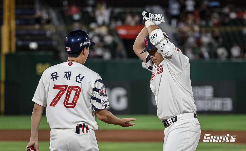 롯데 내야수 정훈은 4일 사직구장에서 열린 '2024 신한 SOL Bank KBO 리그' KT와 팀 간 14차전 경기에서 6번 지명타자로 선발 출전했다. 5회말과 7회말 값진 2루타를 터트려 팀 공격에 활력을 불어넣었다. 롯데 자이언츠