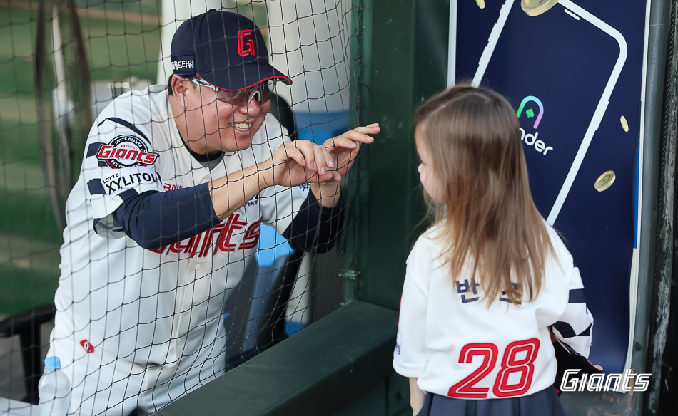 김태형 롯데 감독은 4일 사직구장에서 열린 '2024 신한 SOL Bank KBO 리그' KT와 팀 간 14차전 경기에서 팀의 7-5 승리를 지켜봤다. 이후 야수들의 집중력 높은 플레이를 칭찬했다. 롯데 자이언츠