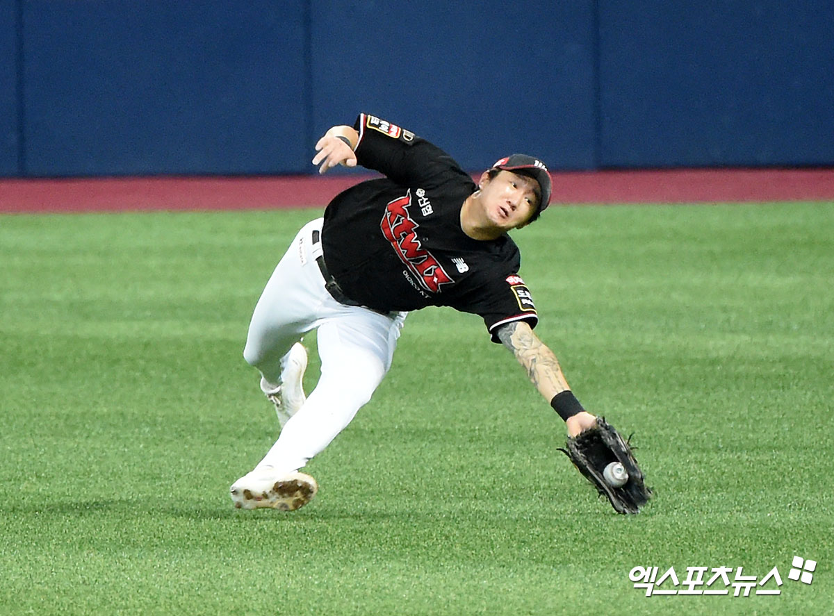 KT 외야수 김민혁은 5일 사직구장에서 열린 '2024 신한 SOL Bank KBO 리그' 롯데와 팀 간 15차전 맞대결에서 2번타자 좌익수로 선발 출전했다. 경기 중 왼쪽 햄스트링 통증을 느껴 대수비로 교체됐다. 엑스포츠뉴스 DB