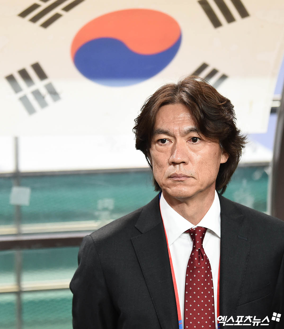 5일 오후 서울월드컵경기장에서 열린 '2026 FIFA 북중미 월드컵' 아시아 3차 예선 대한민국과 팔레스타인의 경기, 대한민국 홍명보 감독이 그라운드를 바라보고 있다.  엑스포츠뉴스 박지영 기자