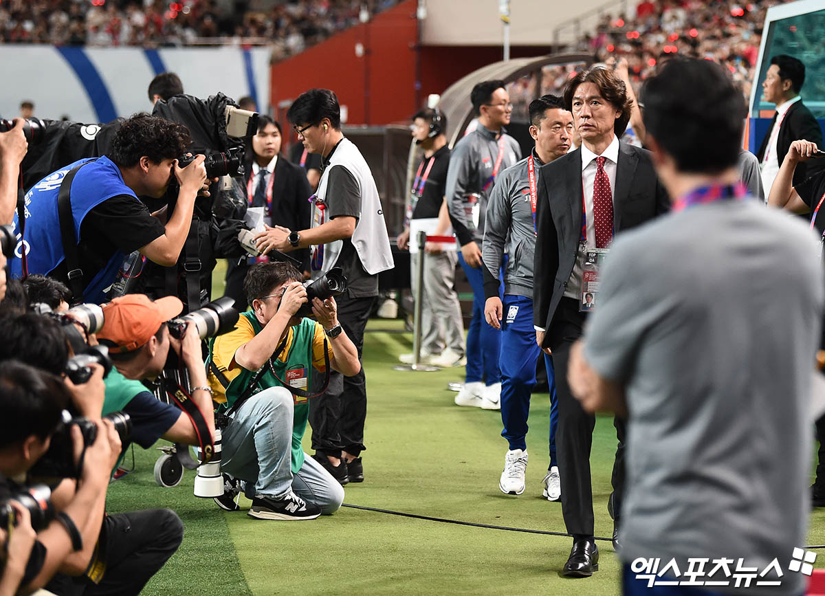 5일 오후 서울월드컵경기장에서 열린 '2026 FIFA 북중미 월드컵' 아시아 3차 예선 대한민국과 팔레스타인의 경기, 대한민국 홍명보 감독이 경기장으로 향하고 있다.  엑스포츠뉴스 박지영 기자