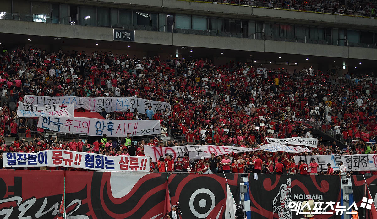 5일 오후 서울월드컵경기장에서 열린 '2026 FIFA 북중미 월드컵' 아시아 3차 예선 대한민국과 팔레스타인의 경기, 대한민국 응원단 붉은악마가 축구협회를 비판하는 현수막을 들고 응원을 하고 있다.  엑스포츠뉴스 박지영 기자