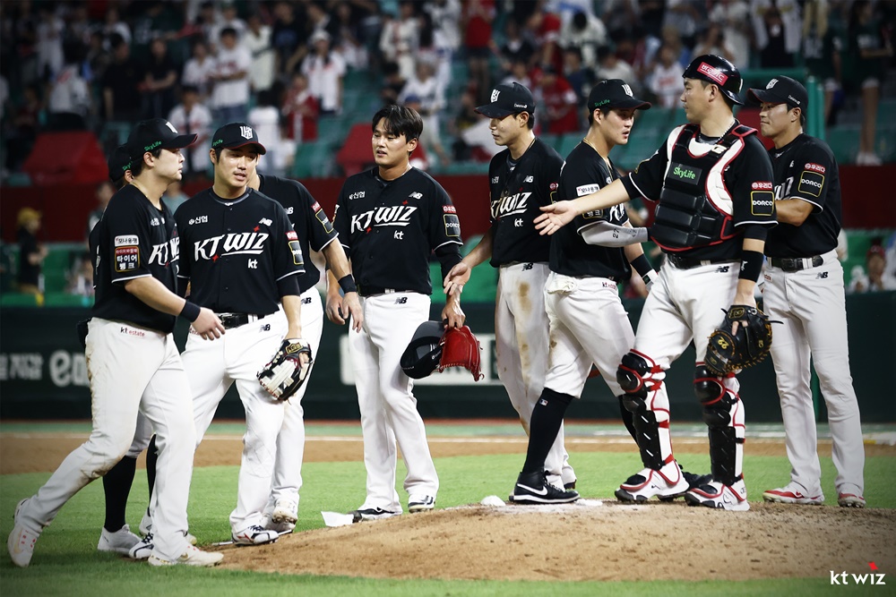 KT는 5일 사직구장에서 열린 '2024 신한 SOL Bank KBO 리그' 롯데와 팀 간 15차전 맞대결에서 12-2로 승리했다. 이날 승리로 두산과 함께 공동 4위로 올라섰다. KT 위즈