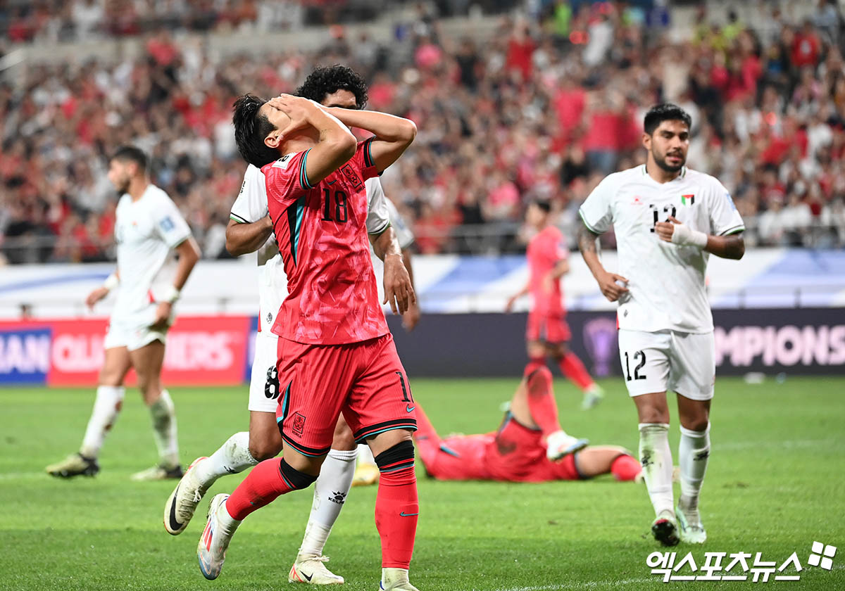 5일 오후 서울월드컵경기장에서 열린 '2026 FIFA 북중미 월드컵' 아시아 3차 예선 대한민국과 팔레스타인의 경기, 대한민국 이강인이 슛을 시도했으나 실패한 뒤 크게 아쉬워하고 있다.  박지영 기자