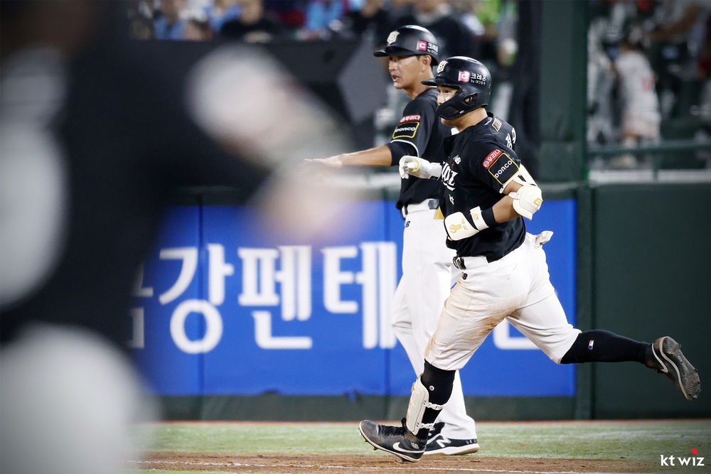 KT 외야수 배정대는 5일 사직구장에서 열린 '2024 신한 SOL Bank KBO 리그' 롯데와 팀 간 15차전 맞대결에서 6번타자 중견수로 선발 출전했다. 1회초 2타점 적시타를 쳐 결승타를 기록했다. KT 위즈