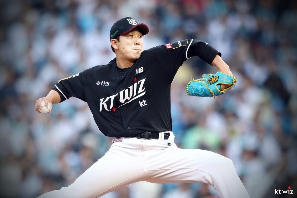 KT 투수 조이현은 5일 사직구장에서 열린 '2024 신한 SOL Bank KBO 리그' 롯데와 팀 간 15차전 맞대결에서 선발 등판했다. 이날 5이닝 1실점으로 호투하며 팀 승리의 발판을 만들었다. 동시에 시즌 첫 번째 승리를 챙겼다. KT 위즈