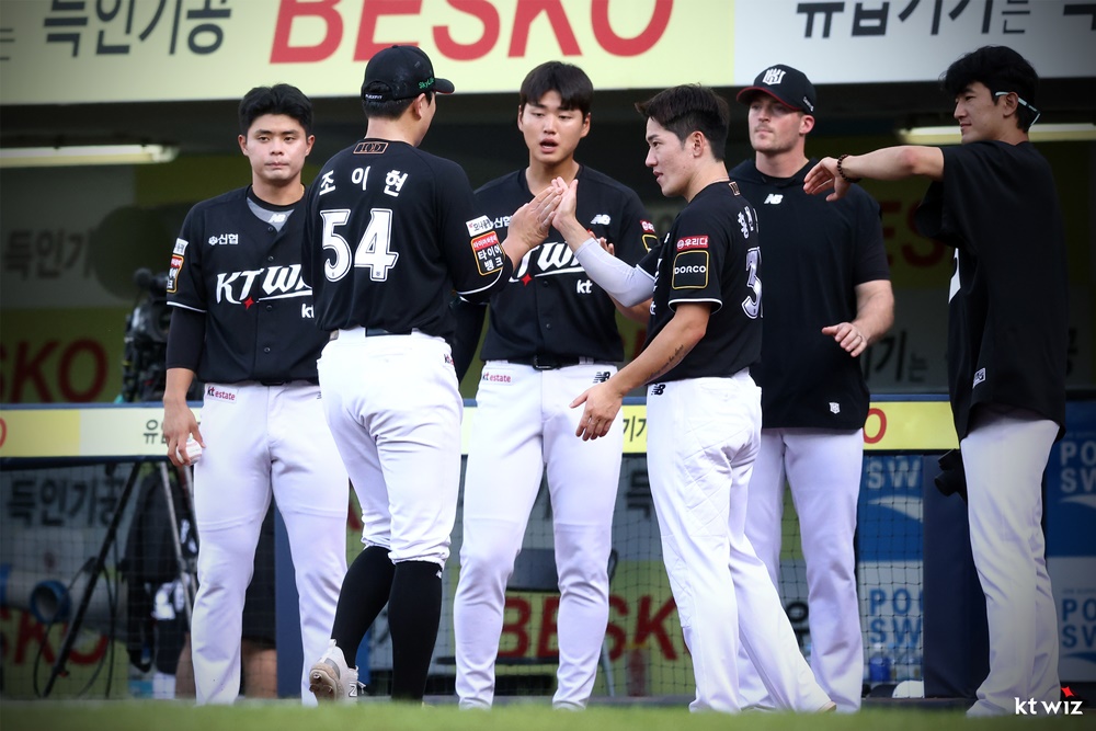 KT 투수 조이현(54번)은 5일 사직구장에서 열린 '2024 신한 SOL Bank KBO 리그' 롯데와 팀 간 15차전 맞대결에서 선발 등판했다. 이날 5이닝 1실점으로 호투하며 팀 승리의 발판을 만들었다. 동시에 시즌 첫 번째 승리를 챙겼다. KT 위즈