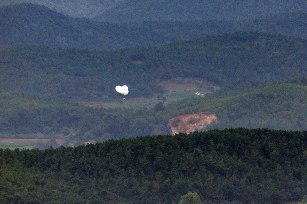 5일 오전 경기도 파주시 오두산 통일전망대에서 바라본 북한 황해북도 개풍군에서 쓰레기 풍선이 떠오르고 있다. 연합뉴스