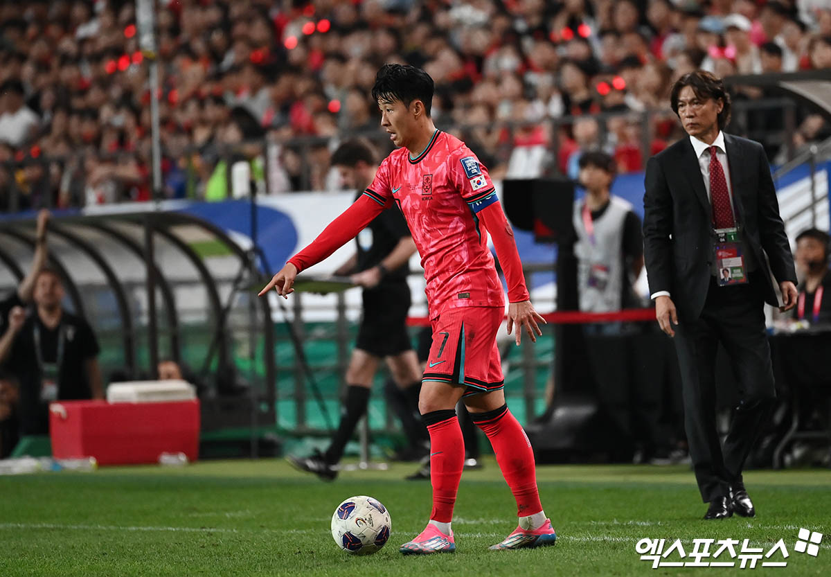  5일 오후 서울월드컵경기장에서 열린 '2026 FIFA 북중미 월드컵' 아시아 3차 예선 대한민국과 팔레스타인의 경기, 대한민국 손흥민이 선수들에게 지시를 내리고 있다.  박지영 기자