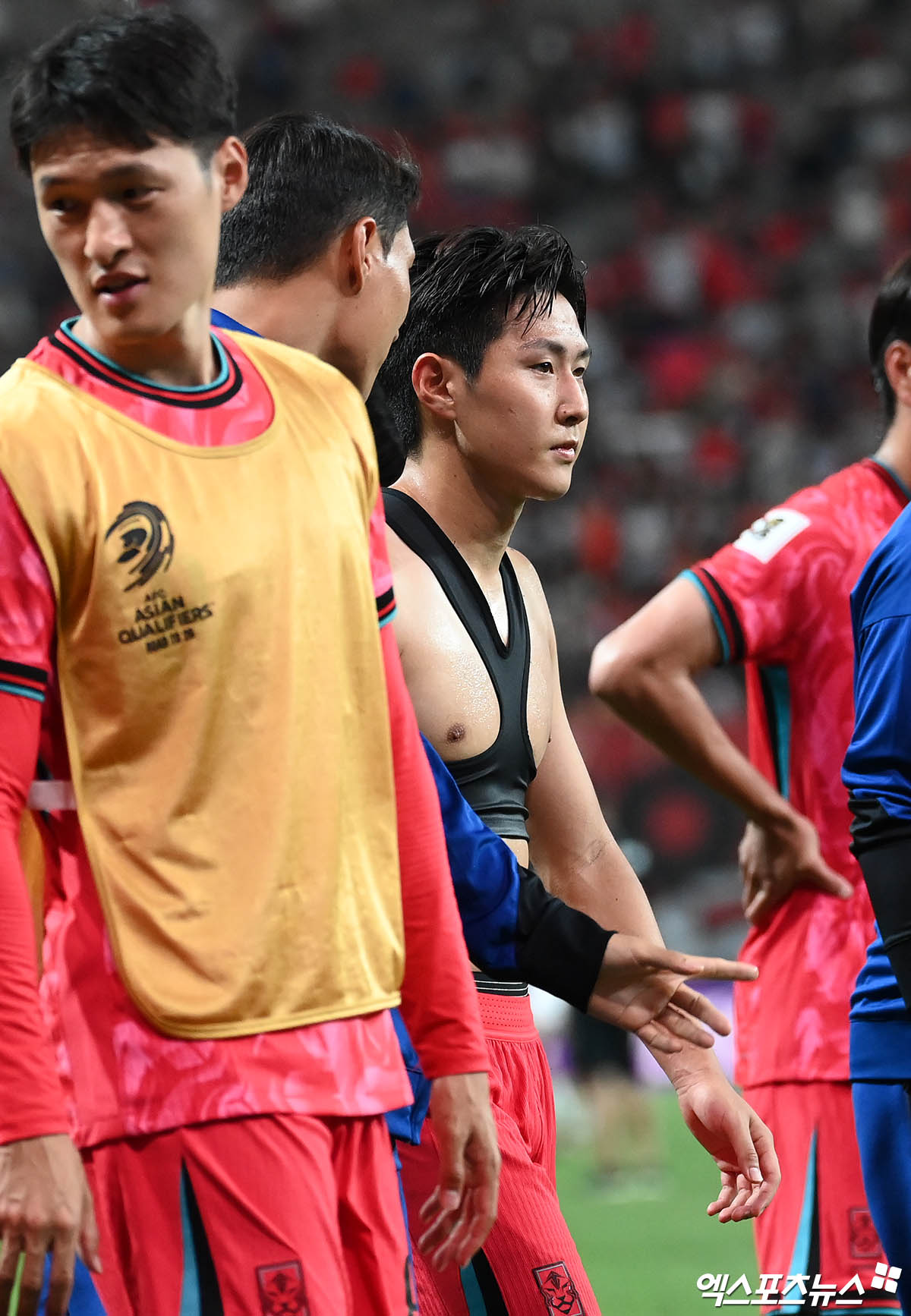 5일 오후 서울월드컵경기장에서 열린 '2026 FIFA 북중미 월드컵' 아시아 3차 예선 대한민국과 팔레스타인의 경기, 0:0 무승부를 이뤘다.   경기 종료 후 대한민국 이강인이 동료와 이야기를 나누고 있다.  박지영 기자