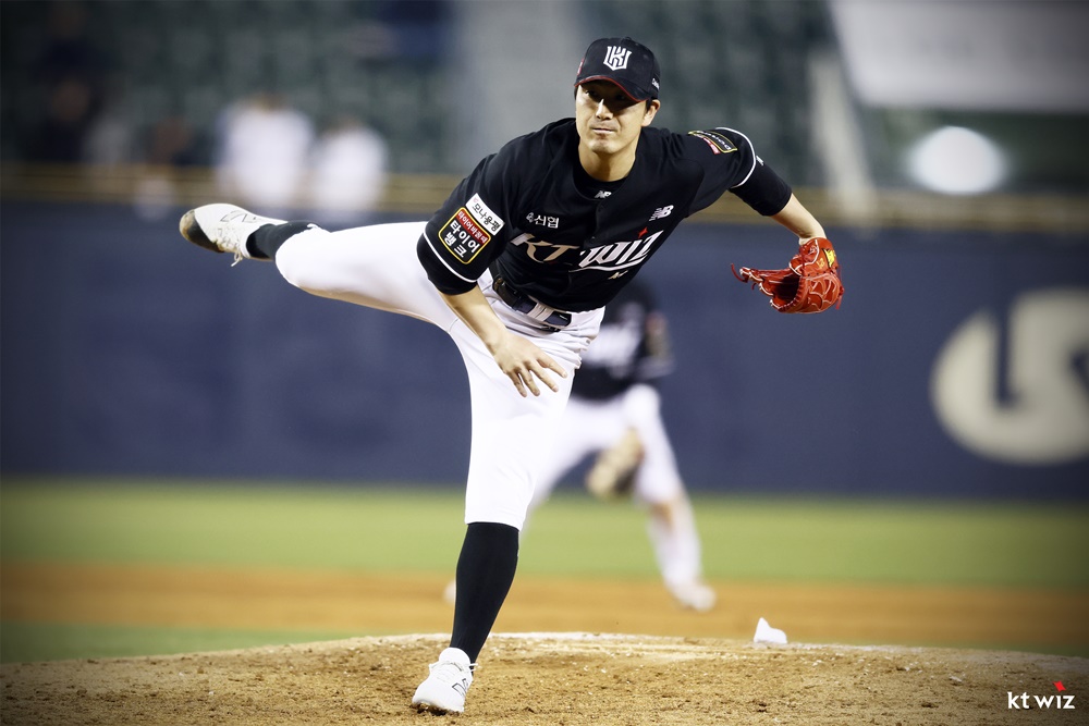 KT 투수 조이현은 5일 사직구장에서 열린 '2024 신한 SOL Bank KBO 리그' 롯데와 팀 간 15차전 맞대결에서 선발 등판했다. 이날 5이닝 1실점으로 호투하며 팀 승리의 발판을 만들었다. 동시에 시즌 첫 번째 승리를 챙겼다. KT 위즈