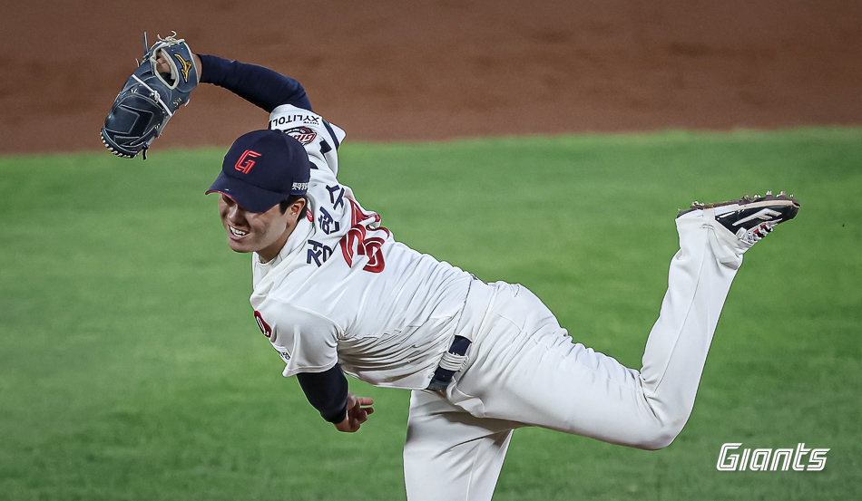 롯데 투수 정현수는 5일 사직구장에서 열린 '2024 신한 SOL Bank KBO 리그' KT와 팀 간 15차전 맞대결에서 선발 등판했다. 이날 1⅔이닝 3실점으로 부진한 투구를 선보여 데뷔 후 처음으로 패전 투수가 됐다. 롯데 자이언츠