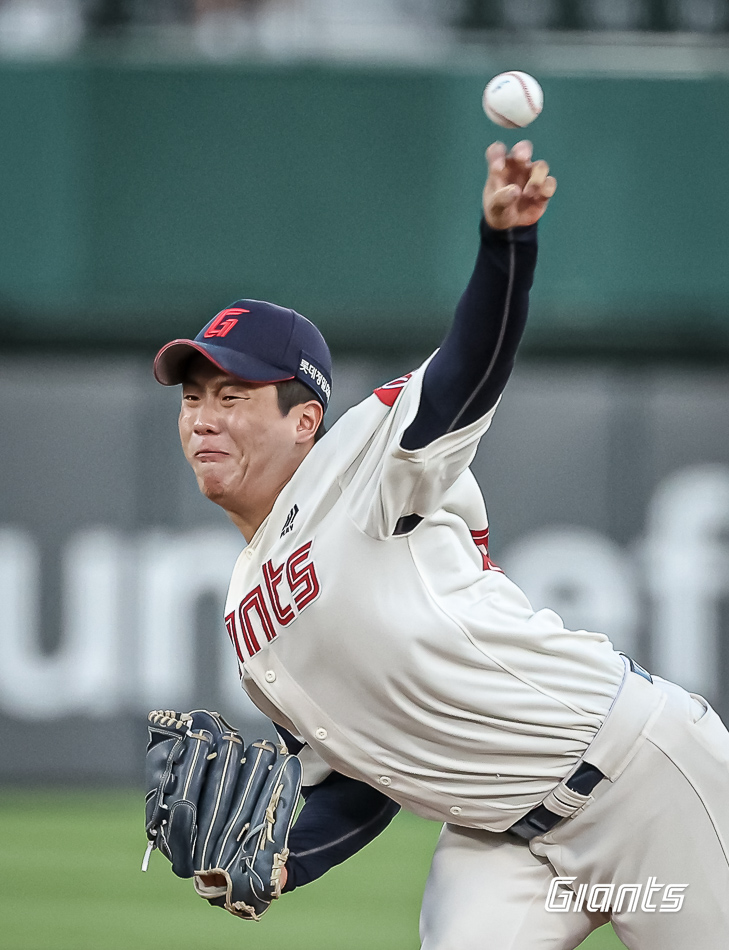 롯데 투수 정현수는 5일 사직구장에서 열린 '2024 신한 SOL Bank KBO 리그' KT와 팀 간 15차전 맞대결에서 선발 등판했다. 이날 1⅔이닝 3실점으로 부진한 투구를 선보여 데뷔 후 처음으로 패전 투수가 됐다. 롯데 자이언츠