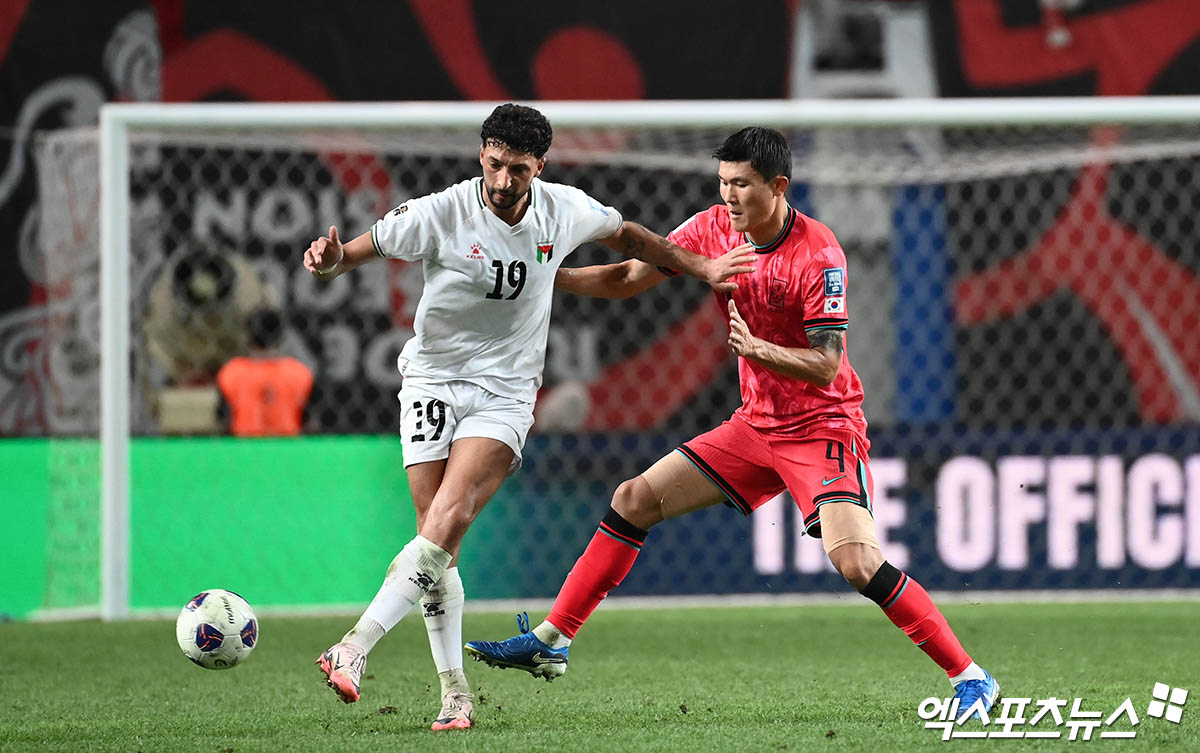 축구 국가대표팀 서포터즈 붉은악마가 5일 서울월드컵경기장에서 열린 2026 월드컵 아시아 3차예선 팔레스타인전에서 김민재가 경기 직후 관중석을 찾아 응원 부탁한 것에 대한 입장을 6일 발표했다. 김민재는 경기 직후 '대표팀이 못하기를 바라고 응원하시는 부분들이 아쉬워서 그렇게 말씀드리고 싶었다'고 붉은악마 등을 직격했다. 이에 붉은악마는 '저희의 야유와 항의는 거짓으로 일관하는 대헌축구협회와 스스로 본인의 신념을 져버린 감독에 대한 항의와 야유입니다. 진정 선수들을 생각하고 대한민국 국민들을 생각한다면 협회는 이에 응답을 해야 할 것입니다라며 경기장에서 했던 야유가 선수들이 아닌 대한축구협회와 홍명보 감독을 향한 야유였다고 설명했다. 엑스포츠뉴스DB