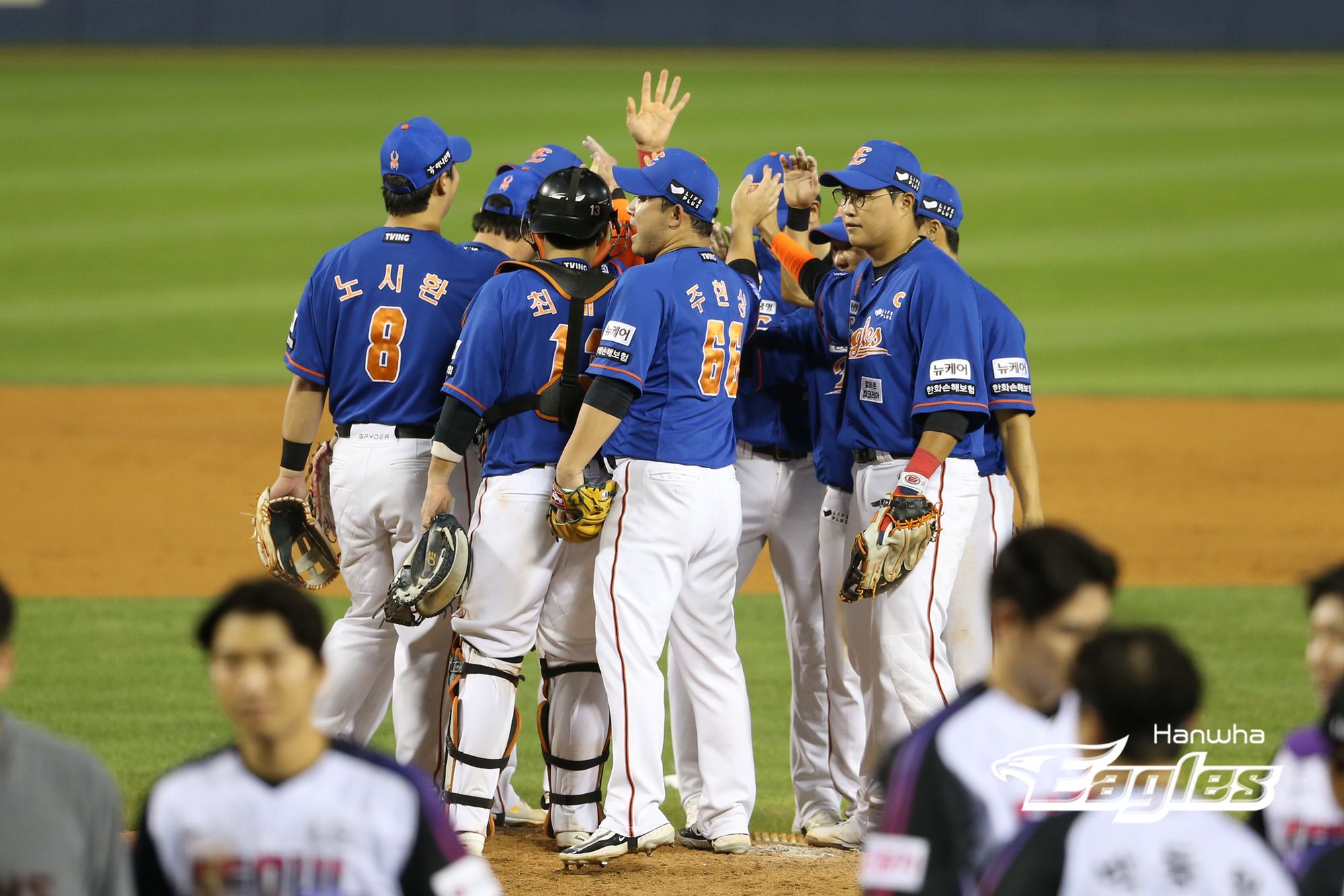 6일 서울 잠실구장에서 열린 2024 신한 SOL Bank KBO리그 한화 이글스와 LG 트윈스의 경기, 한화가 LG에 3-1 승리를 거뒀다. 한화 선수단이 승리 후 하이파이브를 하고 있다. 한화 이글스