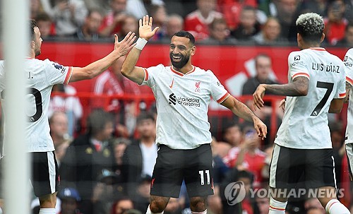 모하메드 살라가 이번 시즌을 끝으로 리버풀을 떠나겠다는 폭탄 발언을 던진 후 리버풀의 발등에 불이 떨어졌다. 팀의 에이스인 살라의 미래와 관련해 큰 관심을 두지 않고 있던 리버풀이 살라와 재계약 협상을 시작할 예정이라는 소식이다. 이는 재계약을 앞두고 있는 다른 선수들에게도 적용할 수 있다. 사진 연합뉴스