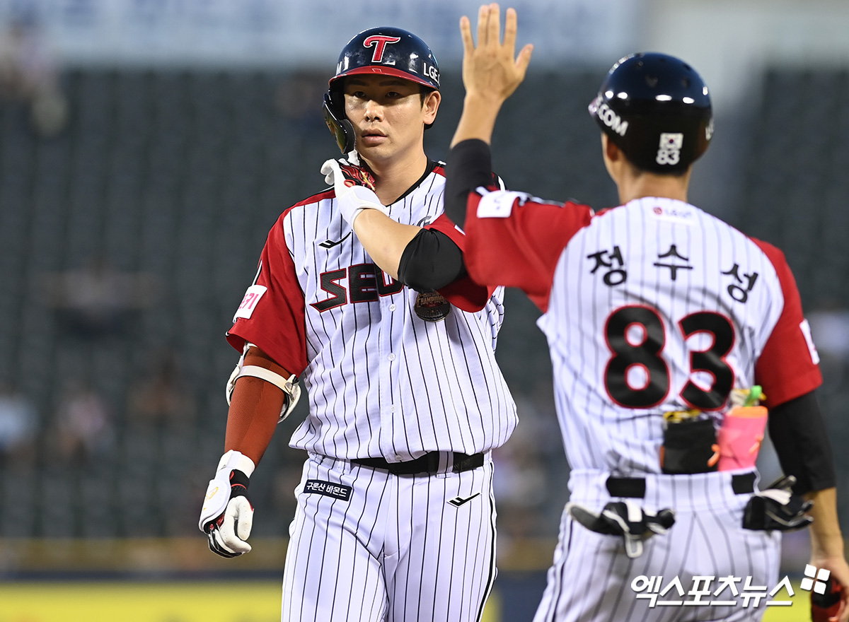 11일 오후 서울 송파구 잠실야구장에서 열린 '2024 신한 SOL Bank KBO리그' NC 다이노스와 LG 트윈스의 경기, 6회말 1사 LG 홍창기가 안타를 날린 뒤 세리머니를 하고 있다. 엑스포츠뉴스 DB