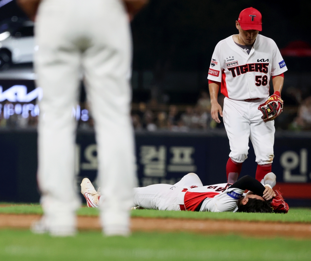 KIA 타이거즈 내야수 김도영이 5일 광주-KIA챔피언스필드에서 열린 2024 신한 SOL Bank KBO리그 한화 이글스와의 홈경기에서 8회초 2사 1, 2루에서 2루주자 요나단 페라자와 충돌한 뒤 그라운드에 쓰러졌고, 어지럼증 증세로 인해 9회초를 앞두고 교체됐다. 연합뉴스