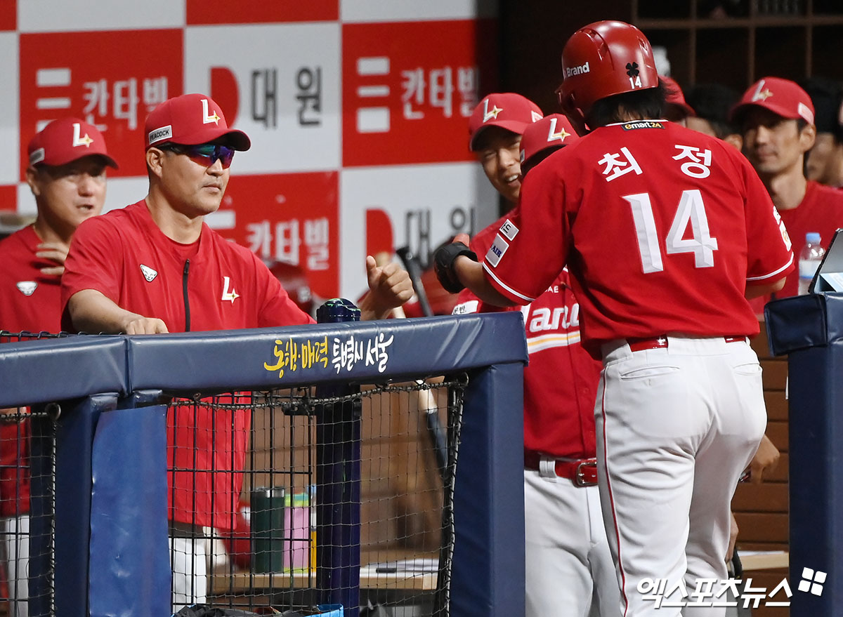 이숭용 감독이 이끄는 SSG 랜더스가 7일 부산 사직야구장에서 열리는 2024 신한 SOL Bank KBO리그 롯데 자이언츠와 팀 간 14차전에서 2연승에 도전한다. 사진 엑스포츠뉴스 DB