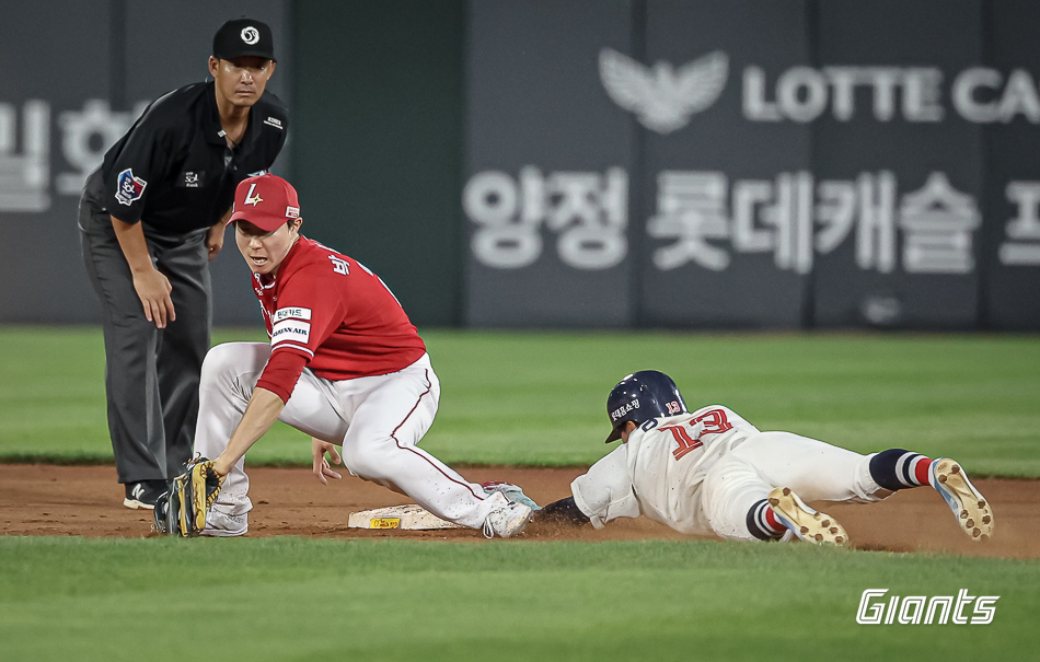 롯데 자이언츠 외야수 장두성이 7일 부산 사직야구장에서 열린 2024 신한 SOL Bank KBO리그 SSG 랜더스와의 팀 간 14차전에서 7회말 대주자로 투입, 도루를 성공시켰다. 사진 롯데 자이언츠