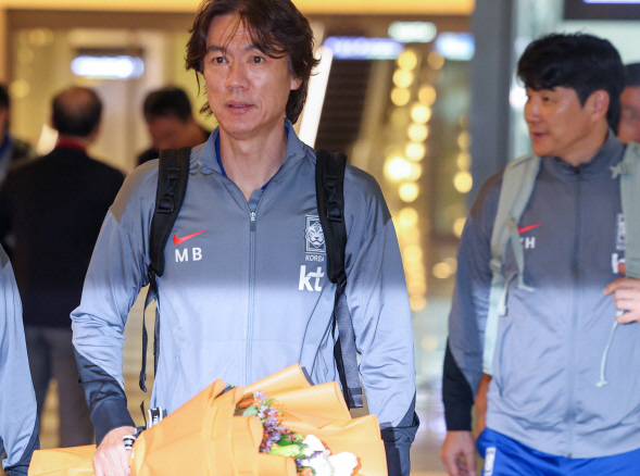 대한민국 축구대표팀이  7일 오만 무스카트 국제공항을 통해 오만에 입성한 가운데 홍명보 감독이 꽃다발을 받아든 채 웃고 있다. 한국은 오만과 10일 오후 11시에 붙는다. 연합뉴스