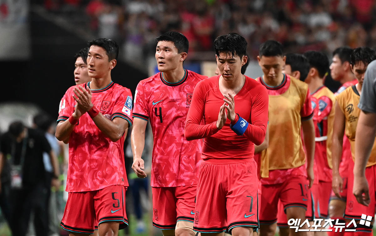 손흥민, 김민재 등 대한민국 축구 국가대표팀 선수들이 5일 서울월드컵경기장에서 열린 2026 북중미 월드컵 아시아 3차예선 B조 1차전 팔레스타인과의 홈 경기 직후 관중석에 인사하고 있다. 홍명보 감독이 이끄는 대표팀은 팔레스타인전에서 예상밖으로 비겨 2차전 승리가 절실하다. 한국은 이라크와 요르단, 쿠웨이트에 이어 팔레스타인과 B조 공동 4위로 내려 앉았다. 엑스포츠뉴스DB