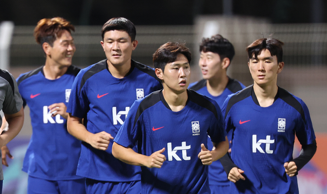 김민재, 이강인, 황인범 등 대한민국 축구 국가대표팀 선수들이 7일 오만 시브 알시브 경기장에서 2026 북중미 월드컵 아시아 3차예선 B조 2차전 오만과의 원정 경기를 위한 현지 첫 담금질에 들어갔다. 홍명보 감독이 이끄는 대표팀은 지난 5일 팔레스타인전에서 예상밖으로 비겨 2차전 승리가 절실하다. 한국은 이라크와 요르단, 쿠웨이트에 이어 팔레스타인과 B조 공동 4위로 내려 앉았다. 연합뉴스