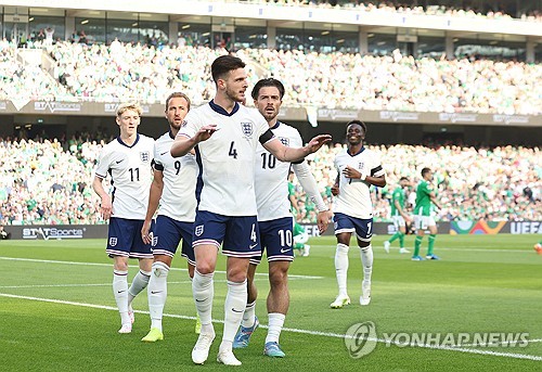 잉글랜드 축구대표팀은 8일 아일랜드 더블린에 위치한 아비바 스타디움에서 열린 아일랜드과의 2024-25시즌 UEFA 네이션스리그B 2그룹 1라운드에서 2-0 승리를 거뒀다. 이날 데클란 라이스는 선제골을 터트렸지만 조부모의 조국 아일랜드를 예우하기 위해 골 세리머니를 자제했다. 연합뉴스