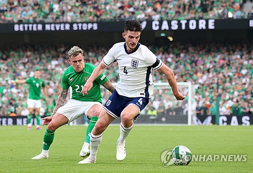 잉글랜드 축구대표팀은 8일 아일랜드 더블린에 위치한 아비바 스타디움에서 열린 아일랜드과의 2024-25시즌 UEFA 네이션스리그B 2그룹 1라운드에서 2-0 승리를 거뒀다. 이날 데클란 라이스는 선제골을 터트렸지만 조부모의 조국 아일랜드를 예우하기 위해 골 세리머니를 자제했다. 연합뉴스