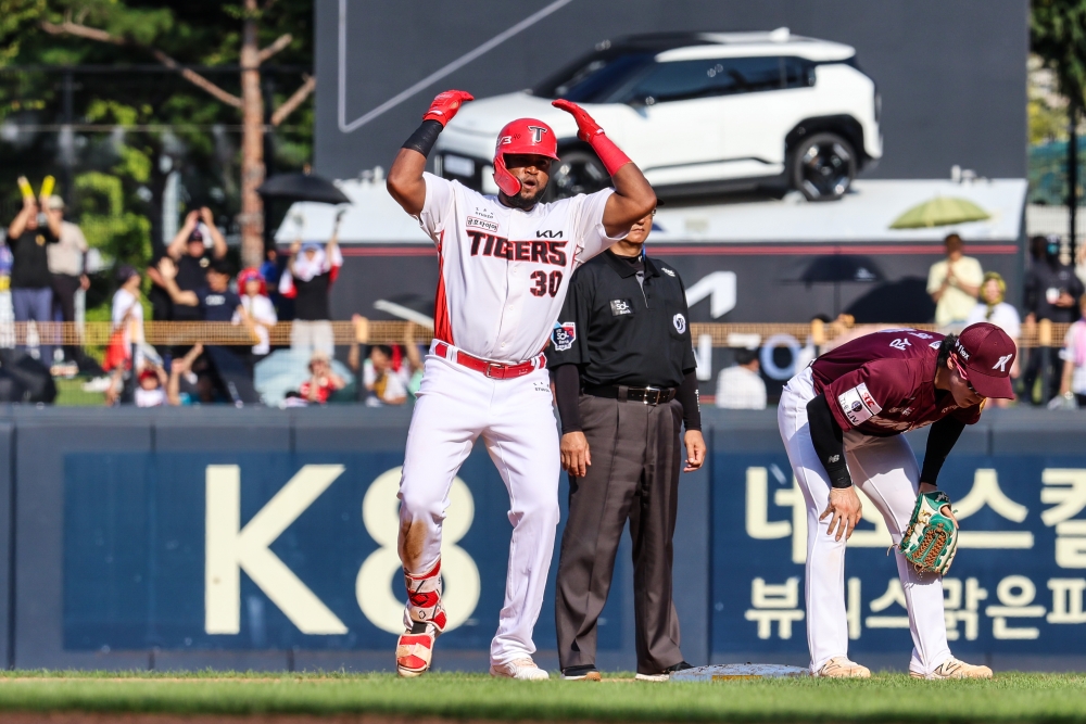 8일 오후 광주-KIA챔피언스필드에서 열린 '2024 신한 SOL Bank KBO리그' 키움 히어로즈와 KIA 타이거즈의 경기, KIA 소크라테스 브리토가 8회말 1타점 적시타를 때려내면서 팀 승리에 힘을 보탰다. KIA 타이거즈 제공