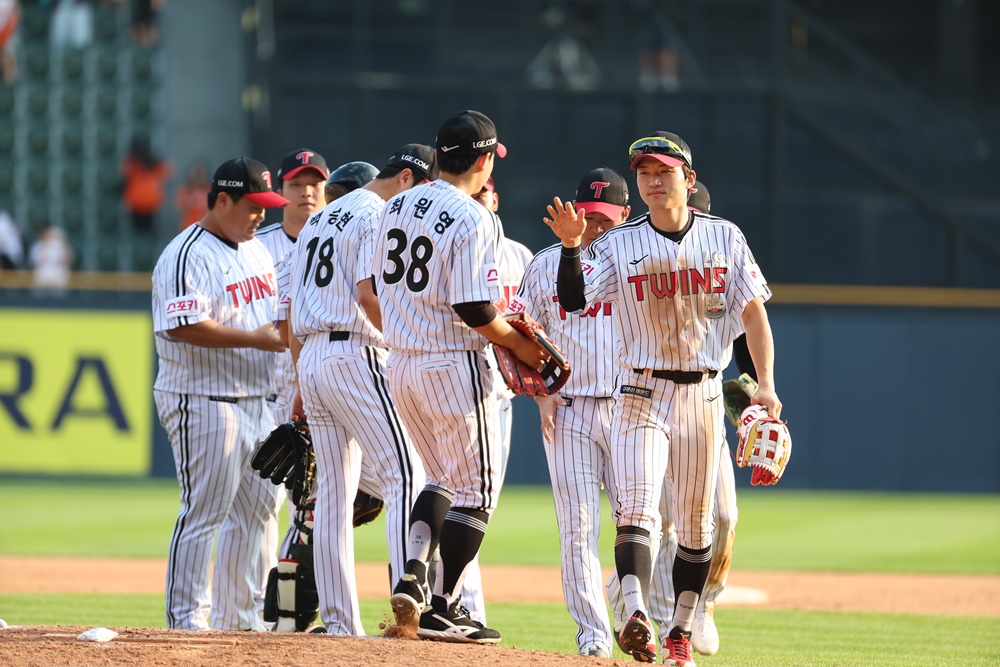 LG는 8일 잠실구장에서 열린 '2024 신한 SOL Bank KBO 리그' 한화와 팀 간 15차전 맞대결에서 14-3으로 승리했다. LG 트윈스