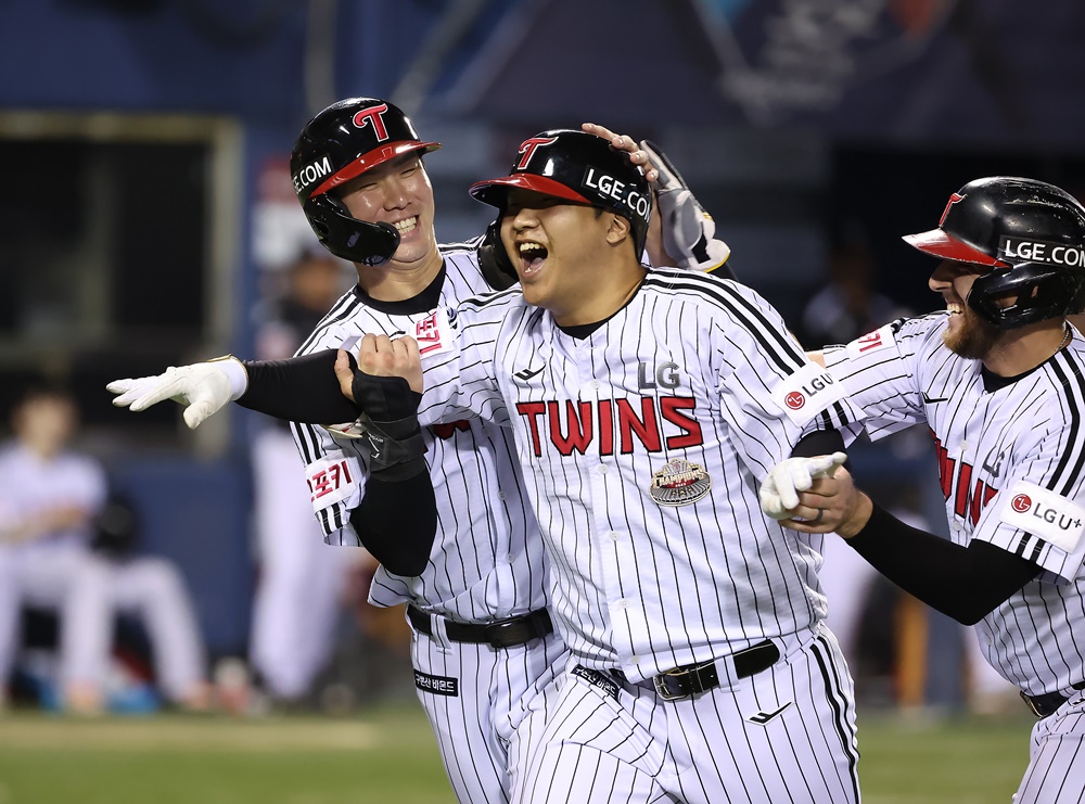 LG 내야수 문보경(가운데)은 8일 잠실구장에서 열린 '2024 신한 SOL Bank KBO 리그' 한화와 팀 간 15차전 맞대결에서 4번타자 3루수로 선발 출전했다. 3회말 삼중도루 실행에 앞장 서며 팀 승리에 힘을 보탰다. LG 트윈스