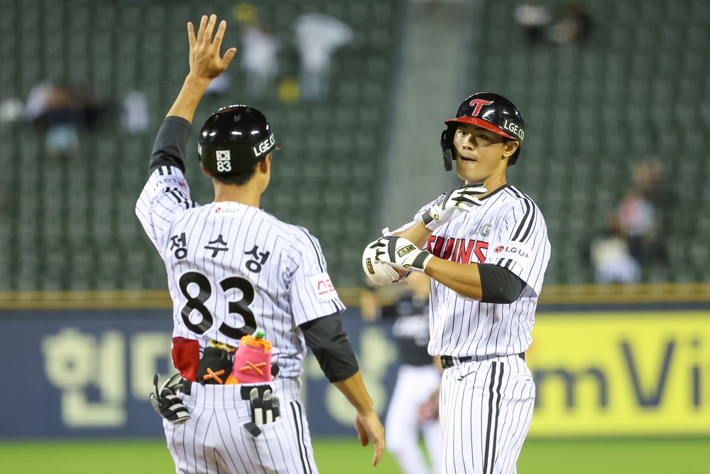 LG 내야수 이영빈(오른쪽)은 8일 잠실구장에서 열린 '2024 신한 SOL Bank KBO 리그' 한화와 팀 간 15차전 맞대결에서 9번타자 우익수로 선발 출전했다. 3회말과 4회말 생애 첫 연타석 홈런을 터트려 공격에 활력을 불어넣었다. LG 트윈스