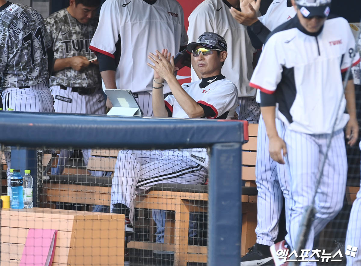 염경엽 LG 감독은 8일 잠실구장에서 열린 '2024 신한 SOL Bank KBO 리그' 한화와 팀 간 15차전 맞대결에서 팀의 14-3 승리를 지휘했다. 사령탑은 선수단의 활약에 아낌없는 박수를 보냈다. 엑스포츠뉴스 DB 