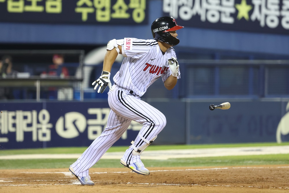 LG 내야수 이영빈은 8일 잠실구장에서 열린 '2024 신한 SOL Bank KBO 리그' 한화와 팀 간 15차전 맞대결에서 9번타자 우익수로 선발 출전했다. 3회말과 4회말 생애 첫 연타석 홈런을 터트려 공격에 활력을 불어넣었다. LG 트윈스