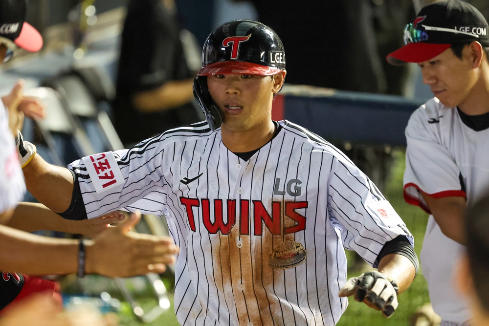 LG 내야수 이영빈은 8일 잠실구장에서 열린 '2024 신한 SOL Bank KBO 리그' 한화와 팀 간 15차전 맞대결에서 9번타자 우익수로 선발 출전했다. 3회말과 4회말 생애 첫 연타석 홈런을 터트려 공격에 활력을 불어넣었다. LG 트윈스