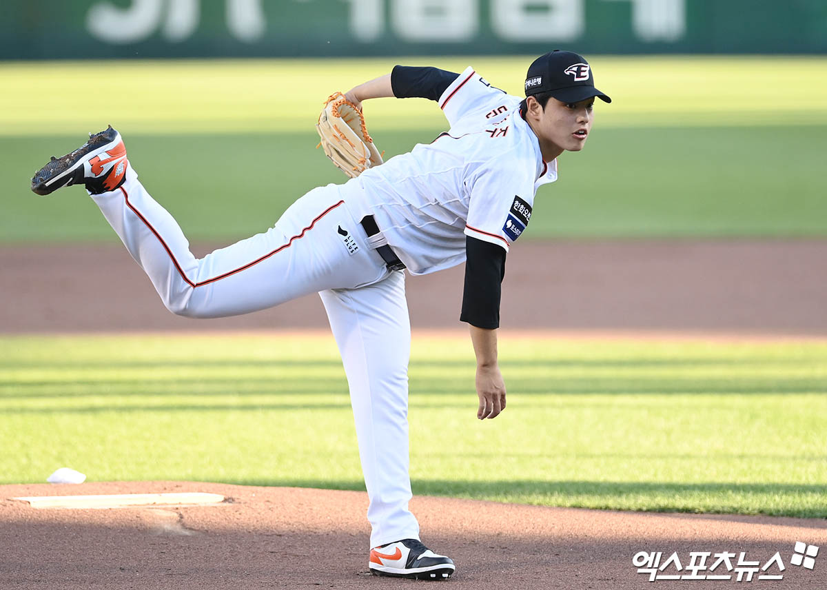 한화는 8일 잠실구장에서 열린 '2024 신한 SOL Bank KBO 리그' LG와 팀 간 15차전 맞대결에서 3-14로 대패했다. 이날 패배로 팀은 리그 7위로 한 계단 내려갔다. 에이스 문동주(사진)의 부재가 아쉬웠던 경기였다. 엑스포츠뉴스 DB