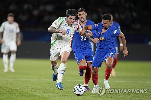 프랑스 매체 알레 파리에 따르면 파리 생제르맹(PSG) 미드필더 워렌 자이르-에메리가 프랑스 대표팀에서 A매치를 뛰다 부상을 입어 PSG 다음 일정을 소화하지 못할 수 있다. 이 경우 이강인 등 몇몇 선수들이 자이르-에메리를 대신해 선발로 나설 수 있다는 주장이 나왔다. 연합뉴스